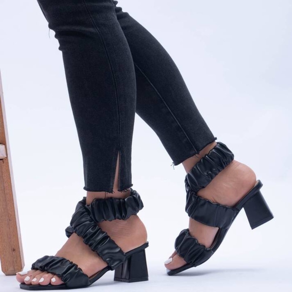Minimalist Ruched Design Strappy Sandals